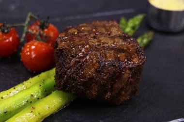 Kuşkonmaz, domates ve Hollandaise soslu ızgara fileto.