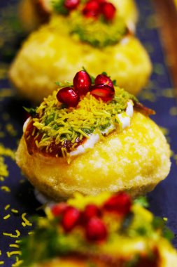 Dahi Batata Puri, nar tohumlu, Hint sokak sohbeti yiyeceği.
