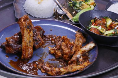 Yemek israfı, çoğunlukla otellerde ve parti etkinliklerinde.