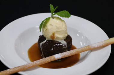 Vanilyalı dondurma ve karamel soslu şekerli puding.