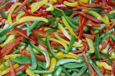 Üç renk dolma biber dilimlenmiş, canlı renk.