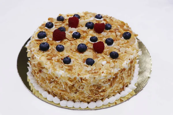 Keto Diät Kuchen Mit Frischkäse Nüssen Und Beeren — Stockfoto