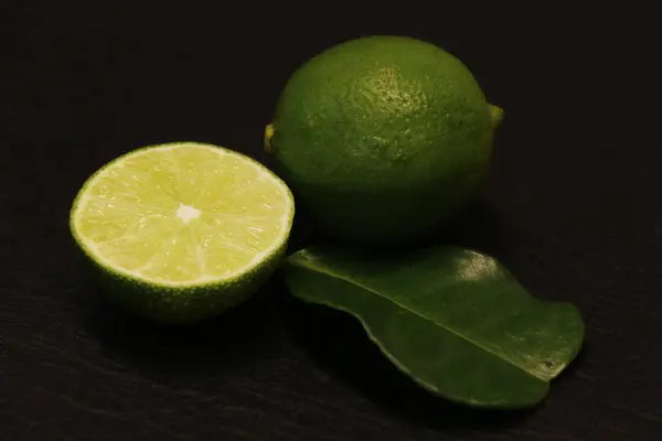 Green Lime Leaf Isolated Black Background — Stock Photo, Image
