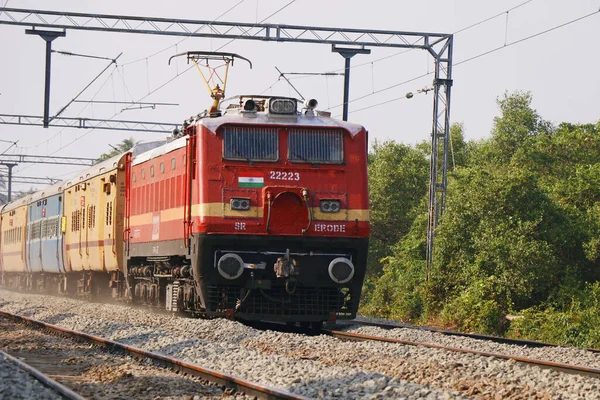 Kochi, Kerala, Hindistan -2 Mart 2021 Hint tren yolu boyunca elektrik desteği ile hareket eden bir tren.