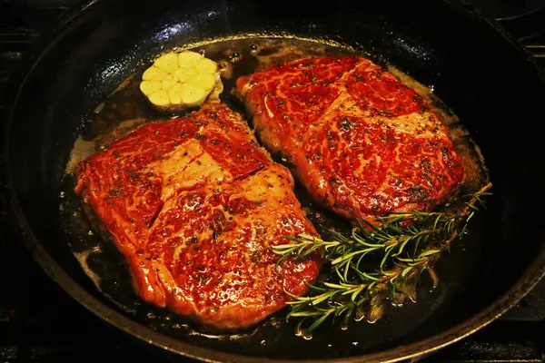 新鮮なハーブとニンニクで調理する和牛牛ステーキ — ストック写真