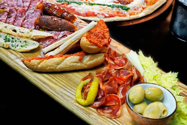 Spansk Italiensk Pålæg Mix Fad Med Svinekød Chorizo Salami Skinke - Stock-foto