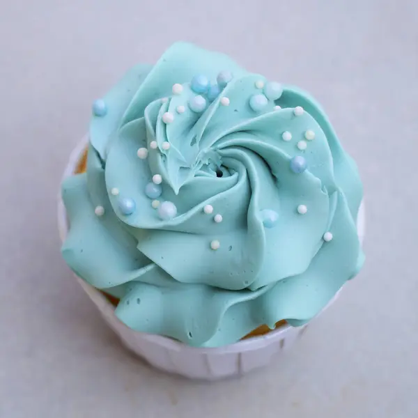 Frostat Dekorerad Cupcake Isolerad Med Vit Bakgrund Närbild — Stockfoto