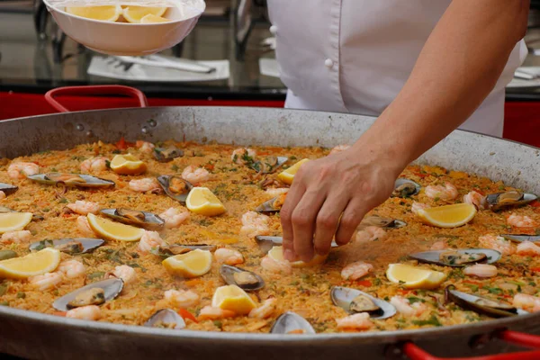 Chef Cooking Spanish Paella Outdoor Area — Stock Photo, Image
