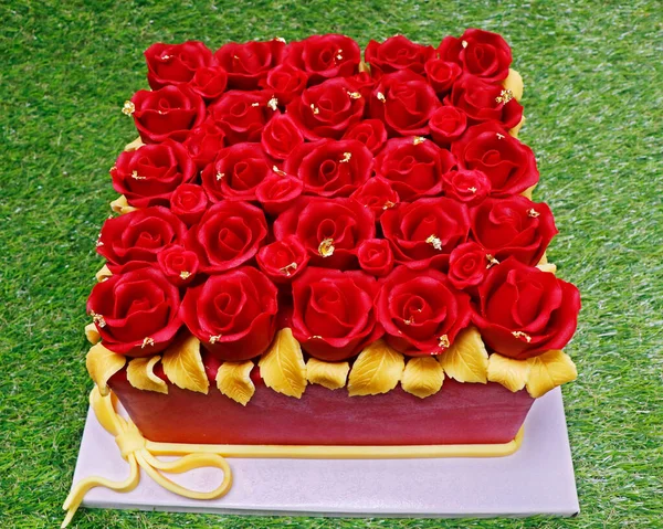 Valentinstag Spezielle Torte Mit Essbaren Lebendigen Roten Rosen — Stockfoto