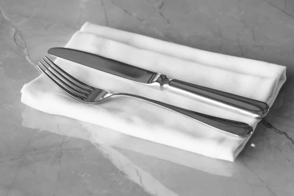 Restaurantbesteck Messer Und Gabel Auf Einem Tisch Mit Serviette — Stockfoto