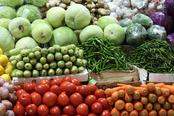 Färska Grönsaker För Försäljning Ett Marknadsstånd — Stockfoto