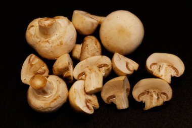 Tüm beyaz düğmeli mantarlar ya da siyah arka planda izole edilmiş agaricus.