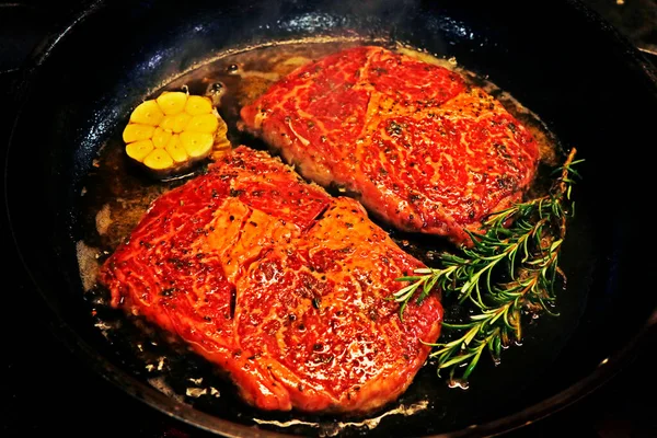 新鮮なハーブとニンニクとホットグリッドで調理する和牛ステーキ — ストック写真