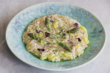  Bir tabak taze kuşkonmaz risotto, İtalyan yemeği spesiyali.