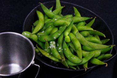 Soya fasulyesi olarak da bilinen edamame fasulyesi bir kasede buğulanmış, sağlıklı yiyecek konsepti.