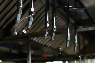 Yangın ve güvenlik ekipmanları, acil su dağıtıcısı burun deliği genellikle mutfak ve depolarda tamir edilir.