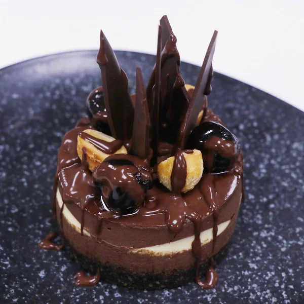 Dunkle Und Weiße Schokoladenkuchen Mit Kirschen Und Haselnüssen — Stockfoto