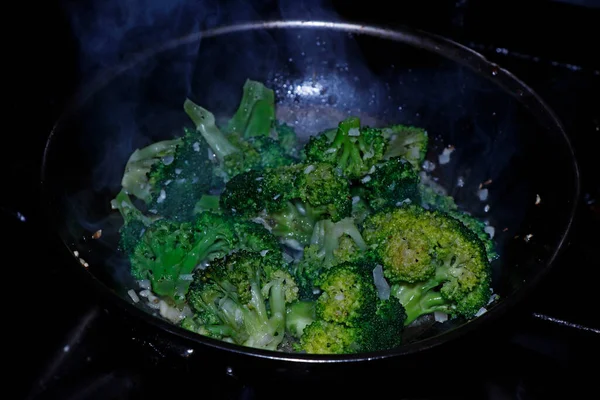 Brócolos Cozidos Vapor Refogados Uma Panela Cozinhar — Fotografia de Stock