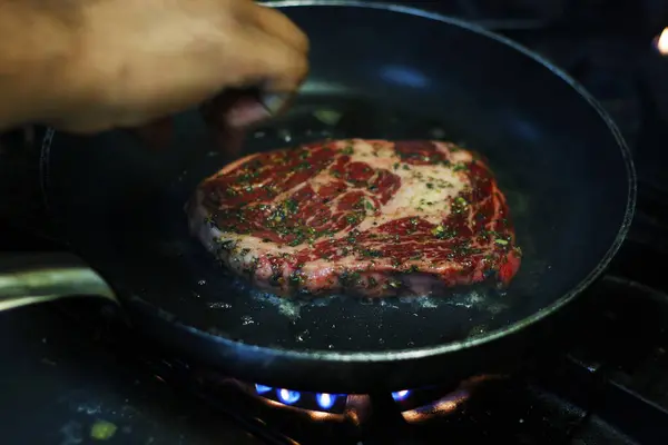 Herbes Marinées Viande Bœuf Côtelé Cuisson Steak Dans Gril Chaud — Photo