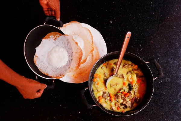 Παραδοσιακή Κεράλα Τροφίμων Ειδικότητα Appam Και Στιφάδο Γνωστό Τραγανό Ρύζι — Φωτογραφία Αρχείου