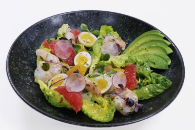 avokadolu salata ve kâsede karides, üst görünüm, kopyalama alanı, siyah arkaplan