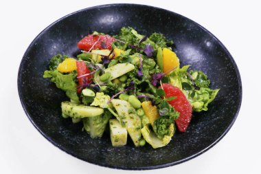 Limon soslu gevrek sebzeli detoks salatası.