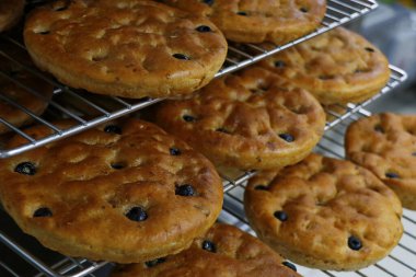İtalyan zeytinli Focaccia ekmeği pişirme tepsilerinde