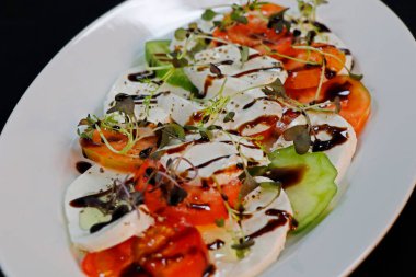 Domates mozzarella caprice salatası. 