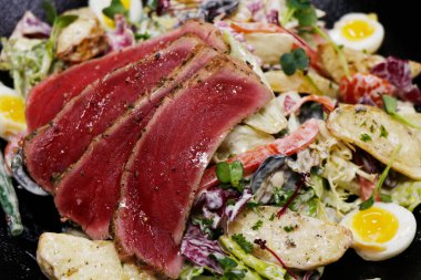 Otantik Fransız ton balığı salatası patates, domates, yeşil fasulye, yumurta ve marul.