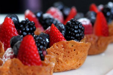 Brendi ve taze yabanmersinli kurabiye.