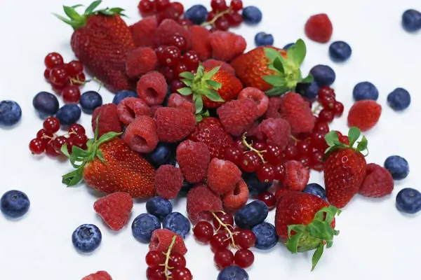 Berbagai Macam Berry Segar Dengan Latar Belakang Putih — Stok Foto