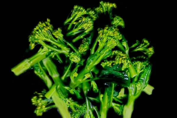 Brokuły Parowe Lub Brokuły Czarnym Tłem Zbliżeniu Zdrowa Żywność — Zdjęcie stockowe