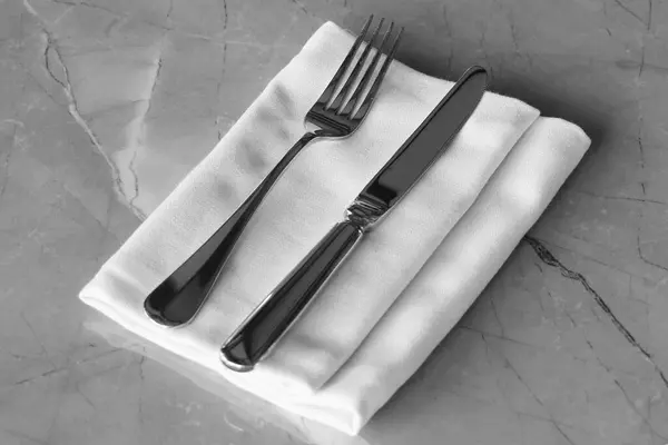 Cubiertos Restaurante Cuchillo Tenedor Una Mesa Con Servilleta — Foto de Stock