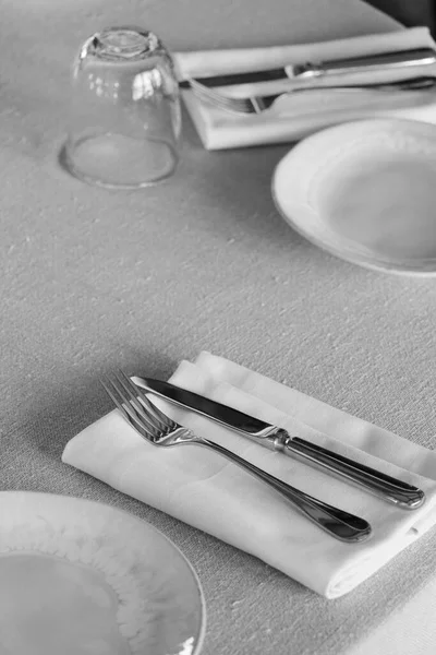Restaurantbesteck Messer Und Gabel Auf Einem Tisch Mit Serviette — Stockfoto