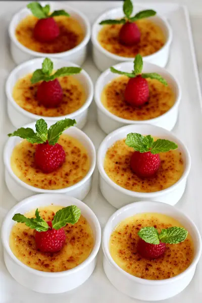 Böğürtlenli creme brulee