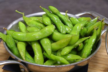 Haşlanmış yeşil soya fasulyesi yemek için hazır.