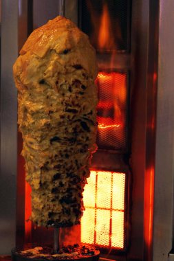 Arap Lübnan yemekleri spesiyalitesi, şişte tavuk yahnisi pişirme sahnesinde ateş.