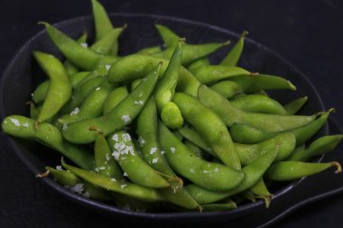 Soya fasulyesi olarak da bilinen edamame fasulyesi bir kasede buğulanmış, sağlıklı yiyecek konsepti.