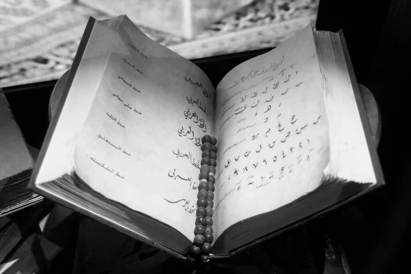 阿拉伯联合酋长国迪拜 2019年7月22日伊斯兰圣书 古兰经 附有珠子迪拜框 Zabeel — 图库照片