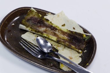 Kızarmış dana eti kemik iliğinden arta kalanlar.