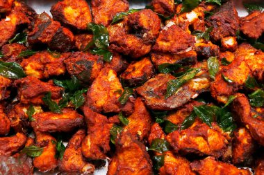 Kerala stili masala marine edilmiş kızarmış balığı yakından çek.