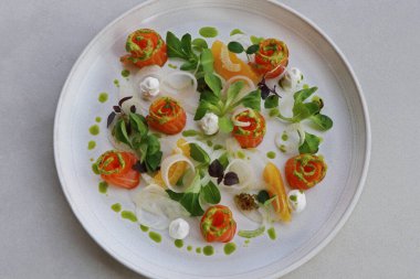 Somon, gravlax, tuz ve şeker servis tabağında taze somon, yapraklar ve garnitürle, güzel bir akşam yemeği.