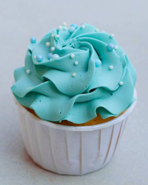 Donmuş kek, beyaz arka planda izole edilmiş, yakın planda.