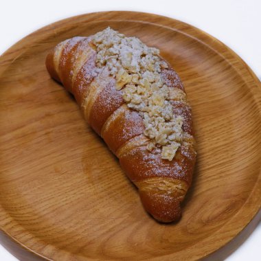 Tahtaya konmuş bademli Fransız kruvasanı.