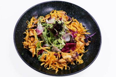 Kızarmış ekmekle soteli tavuk ve karışık sebze salatası.