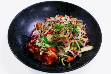 Teriyaki soslu Japon sobalı erişte salatası.