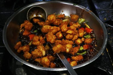 Çin kung pao tavuk tarifi. Sıcak tavada hazırlama.