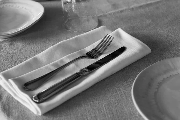 Μαχαιροπήρουνα Εστιατόριο Μαχαίρι Και Πιρούνι Ένα Τραπέζι Πετσέτα — Φωτογραφία Αρχείου
