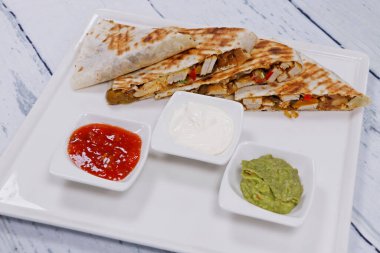 Meksika tavuklu quesadilla sandviçi ve tipik baharatlar.