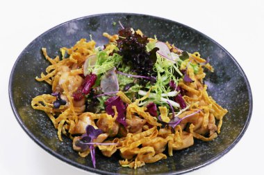 Sote tavuk ve karışık yeşil sebze salatası.